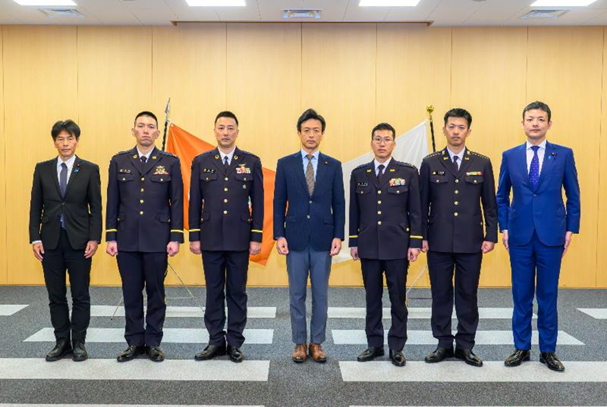 4月23日、#内閣府 #鈴木隼人 副大臣は、エジプト・シナイ半島で活動する多国籍部隊・監視団(#MFO)に約1年間派遣される陸上自衛官4名の出発式に出席しました。鈴木副大臣は、日本隊による中東の平和と安定への更なる貢献と日本の国益に資する活動を期待する旨、激励の言葉を述べました。#防衛省・自衛隊
