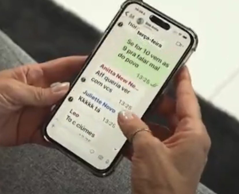 Xuxa: vem as 9 pra falar mal do povo
Anitta: aff queria ver com vcs
Juliette: kkkkkk tá 

VOU MORRERRRRR