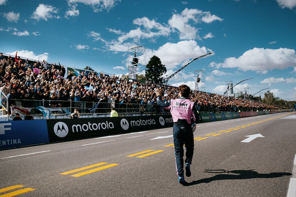 FRANCO COLAPINTO EN BUENOS AIRES ROMPIÓ EL RÉCORD CON EL "ROADSHOW" MÁS VISTO DEL MUNDO.

👉Cerca de 600 mil personas fueron a ver al piloto argentino, que condujo un auto de Fórmula 1 en las calles de CABA por primera vez en 14 años.