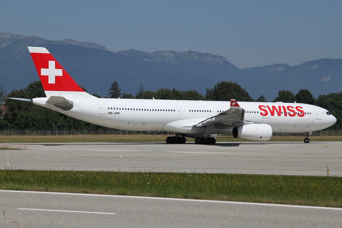 AvSourceNews's tweet image. Six people sustained injuries during the emergency evacuation of a SWISS A330-300 in Delhi, after the flight aborted takeoff due to an engine fire on 26 April.

aviationsourcenews.com/six-injured-as…

#SWISS #Delhi #avgeek #aviation