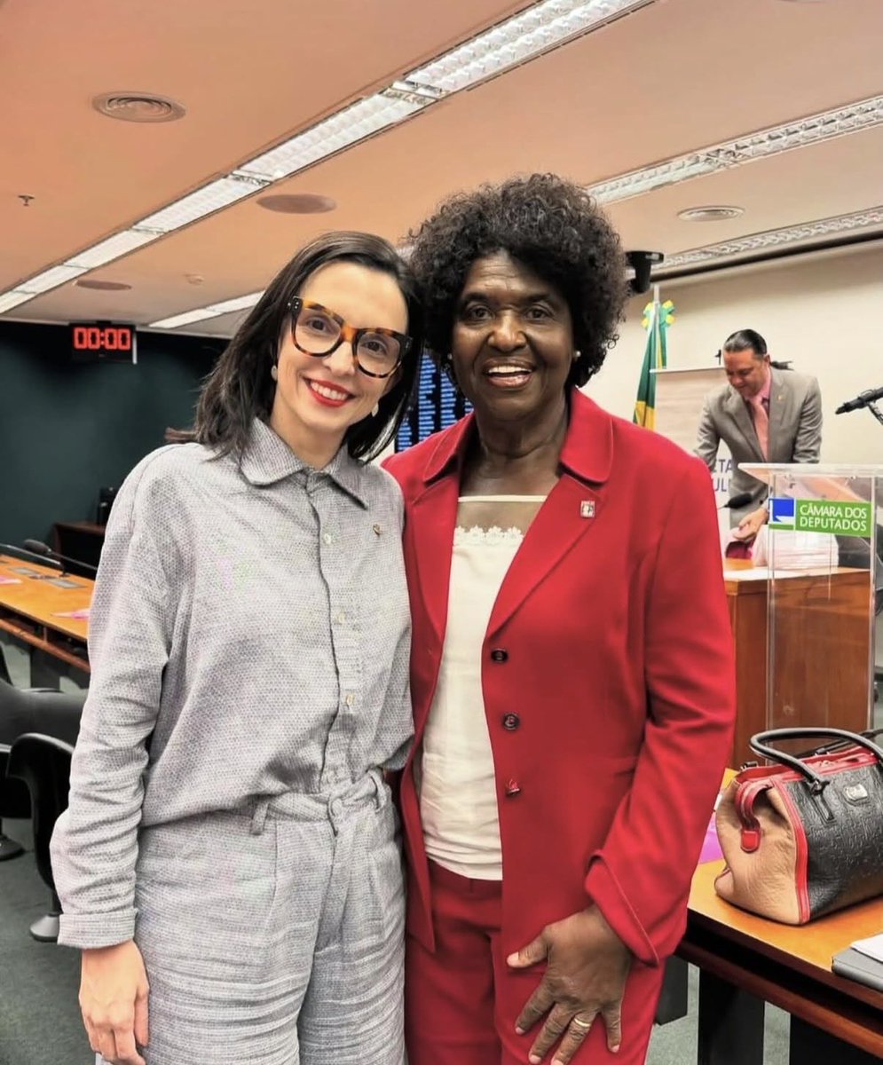 Hoje celebramos a vida e a história de Benedita da Silva!

Referência de luta do povo brasileiro, Benedita enfrentou o racismo e o elitismo para fazer da política uma ferramenta de transformação social, construindo uma trajetória marcada pela defesa firme da democracia, da