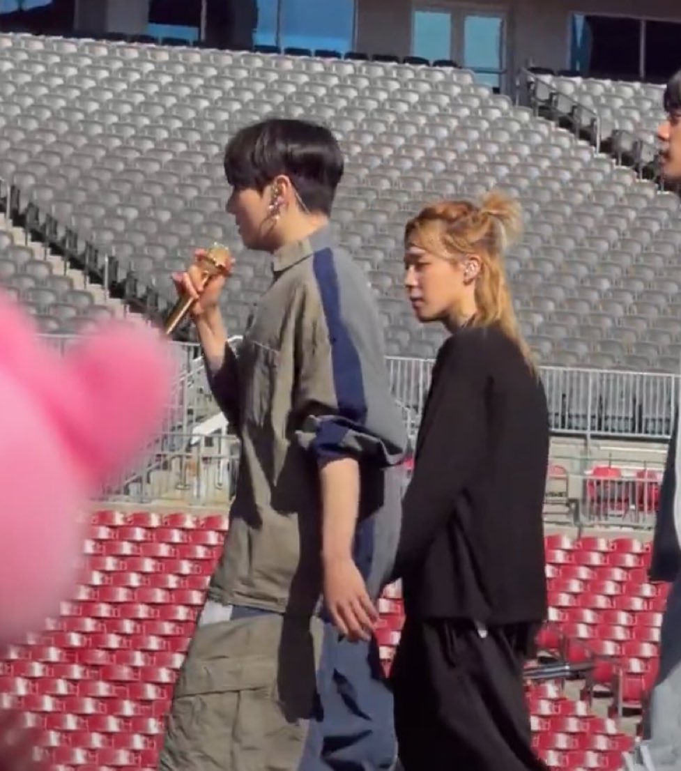 Q9_5960 🚬 tweet media