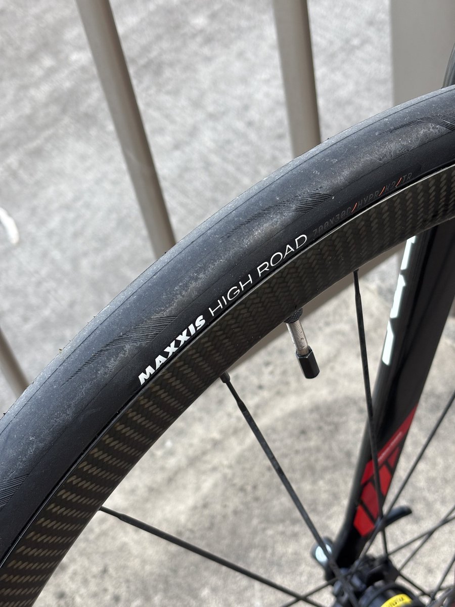 dsktaka's tweet photo. New タイヤ(Maxxis high road)に履き替えたので、シクロバイクを持ち出して、軽く夕焼けride。

普通に良いタイヤでした。
良く転がるし、グリップ力も十分。
衝撃吸収も良いけどちょっと暴れるので、空気圧変えてそこは再評価の予定。

限界での性能は、無理なので聞かないでください...。 https://t.co/HIdROVz2EF