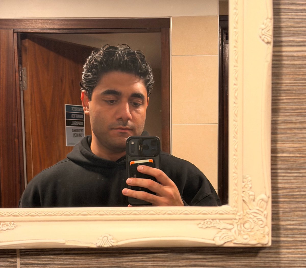 از آینه‌ی دستشویی بار مزاحمتون میشم