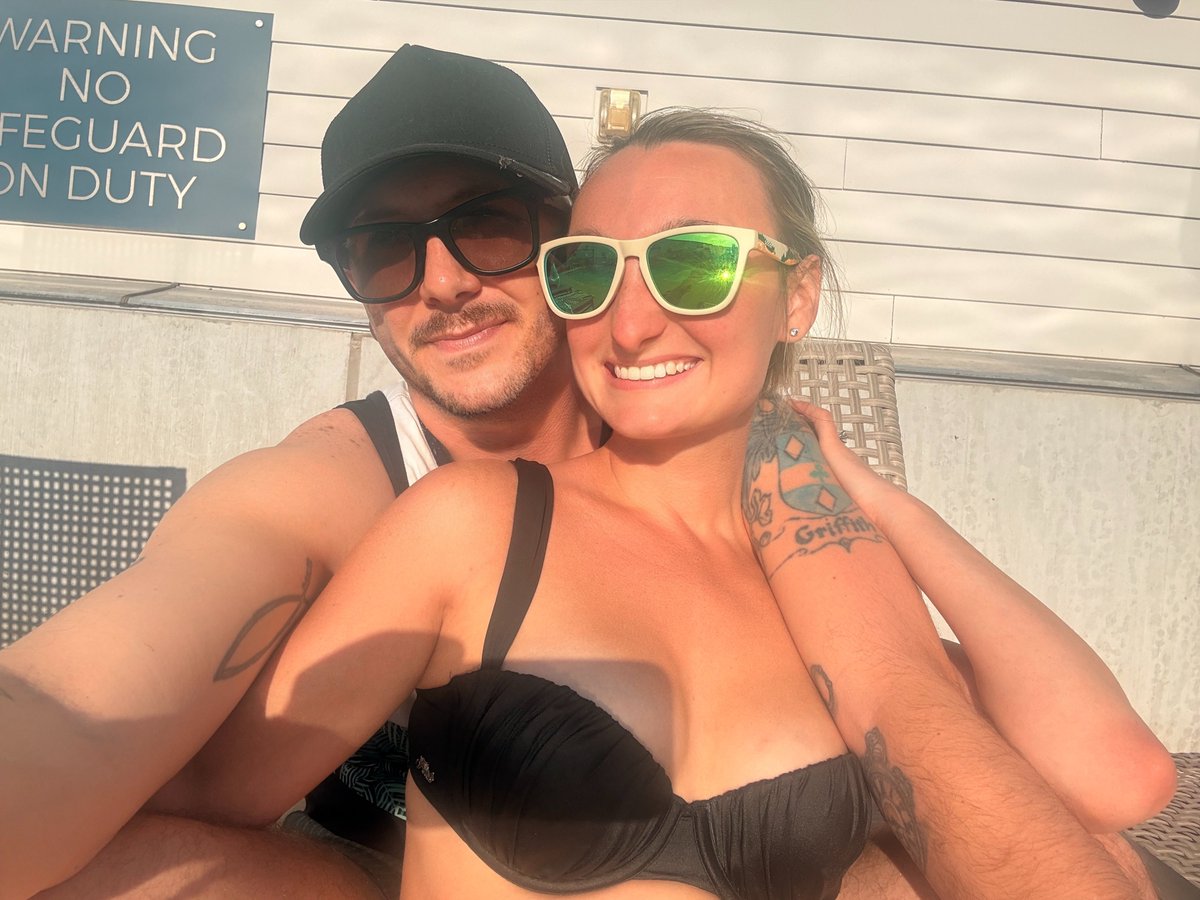 CoupleofGriffs tweet media