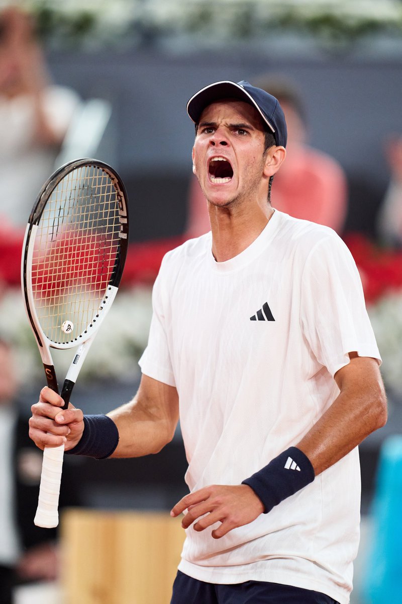 MutuaMadridOpen's tweet image. ¡UNA VICTORIA INMENSA! 🔥🔥🔥

🇪🇸 Rafa Jódar atrapa una batalla ante Joao Fonseca 7-6(4), 4-6, 6-1 y avanza a los octavos de final del #MMOPEN.

El madrileño medirá a Vit Kopriva este martes en la Caja Mágica.