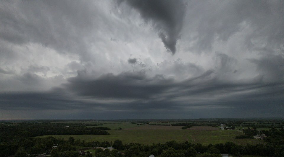 cuttinghorse53's tweet photo. @fox4wx 
Looking west to southwest from Adrian https://t.co/0FEuGMFOlp