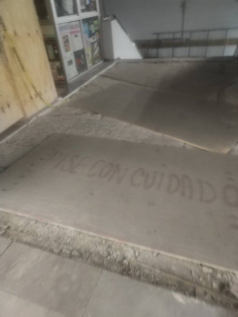 GARCIPAVON's tweet image. ¡¡Entiendan la esencia!!
👀🤔 Así el cag@dero que se  tiene en el metro, sin importar las  molestias ocasionadas al usuario; (trabajando encima o al paso de) con tal de aparentar lo que se deja de hacer normalmente!!
Todo por el mundial y nuestra  #Cdmx convertida en un verdadero