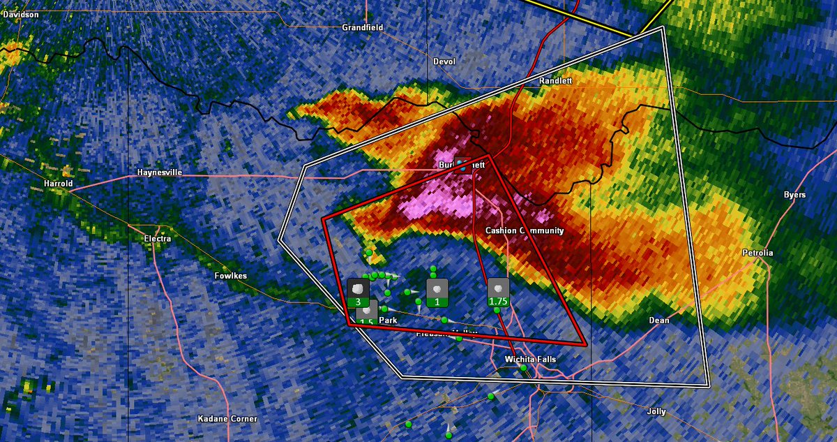 PezexWx's tweet image. There’s virtually no shear with this storm, but it has that classic look because it’s currently anchored to a boundary, allowing it to ingest enhanced low-level shear. A tornado could develop very soon if this continues to persist. 

#wxtwitter #okwx