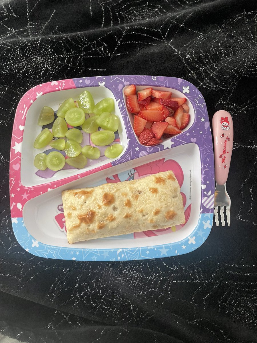 glittercupcak's tweet image. Today’s #omad / #eats !!

307 cal

(280 for hot pocket, estimating 12 for strawberries and 15 for grapes)