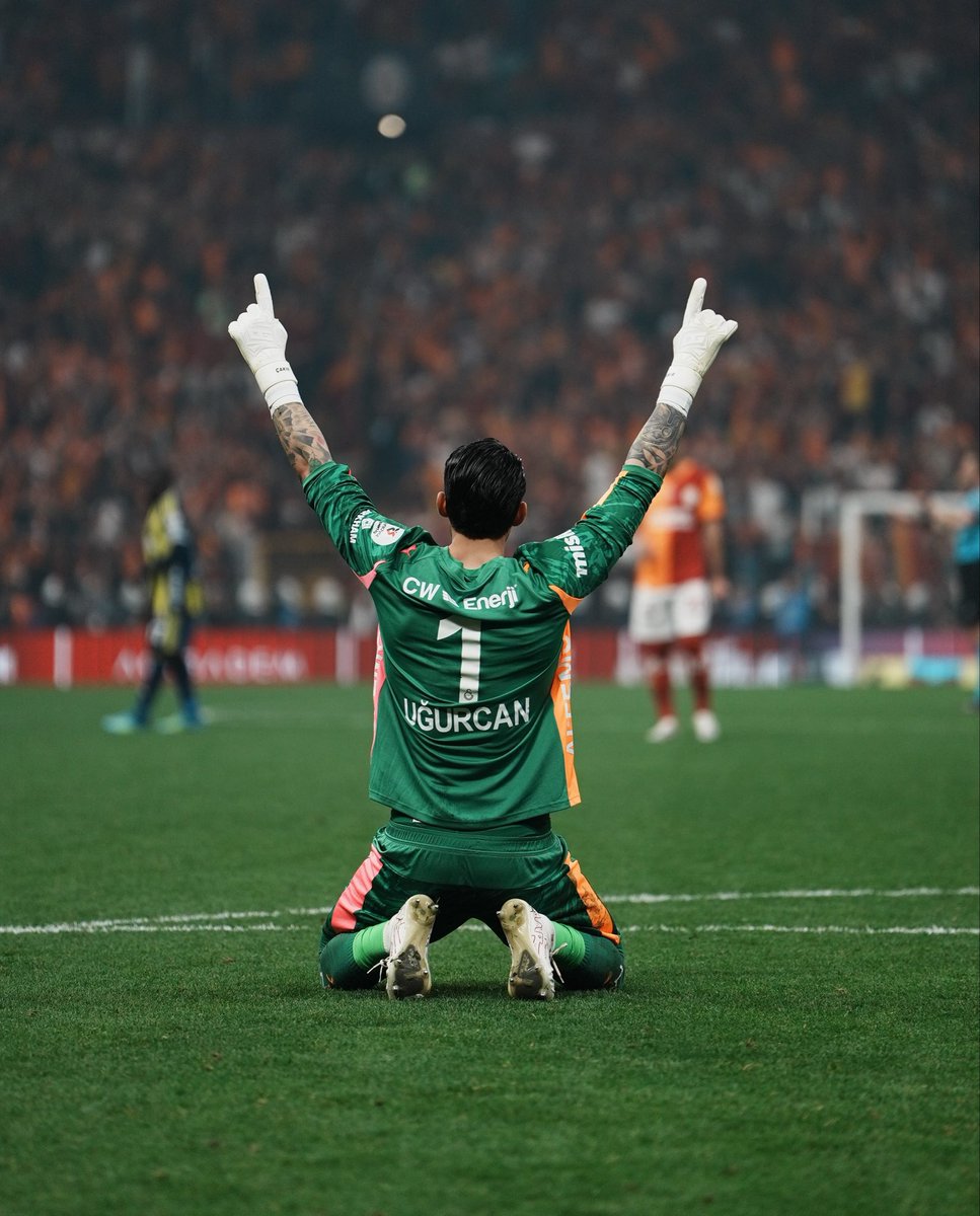 15 yıl Muslera sonrası Muslera’yı bir gün bile aratmadı. İnanılmaz bir durum, farkında mıyız bilmiyorum. Uğurcan Çakır, saygı tweeti.