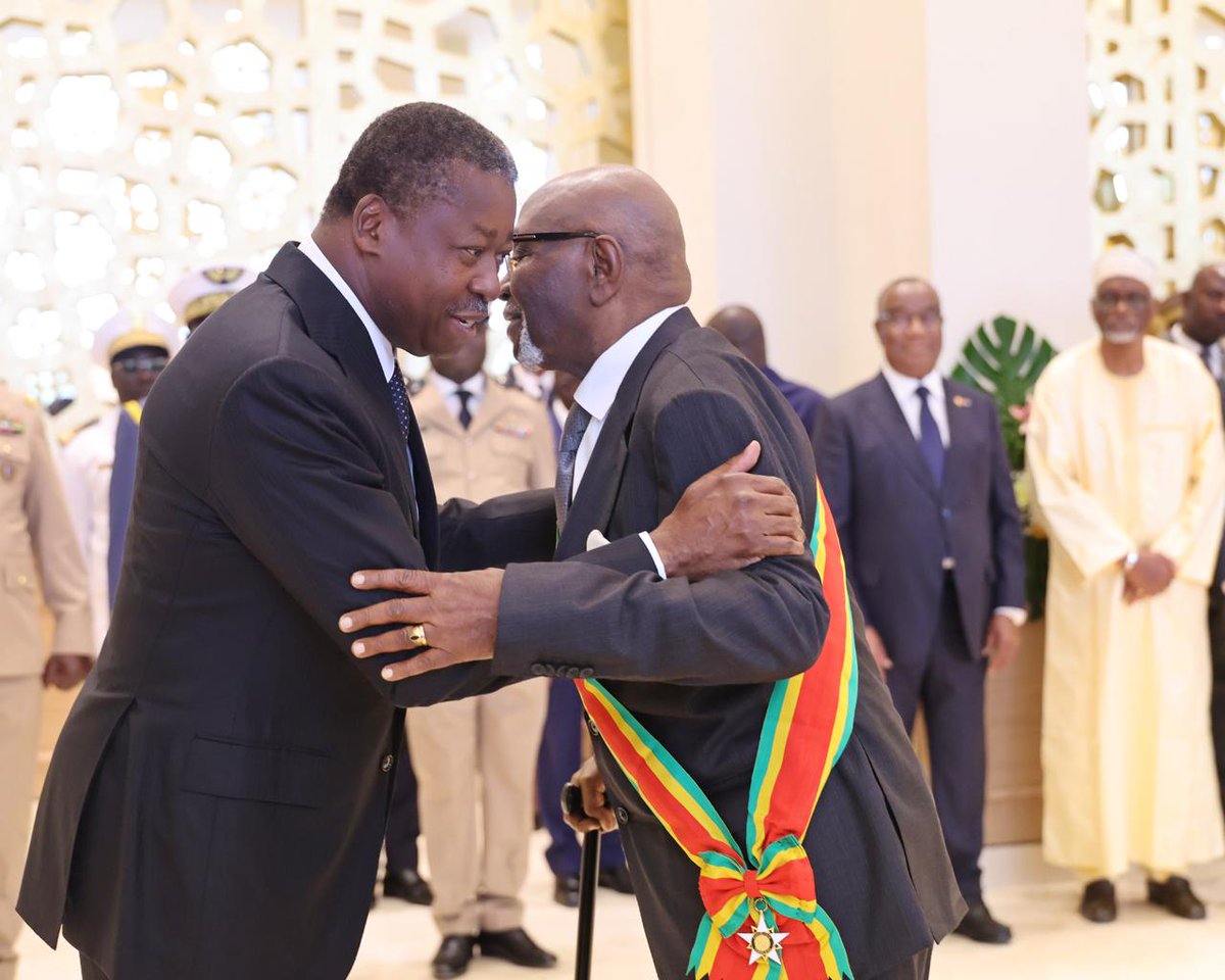 Tchakpi228's tweet photo. La 5em république en marche, avec les images qui marquent l'histoire de notre pays le #Togo. A la veille de la célébration du #27Avril, date de l'#indépendance le président de la république Jean #lucienSanvideTové décoré par le président du conseil @FEGnassingbe.
@presidencecstg https://t.co/HjyeEdoYjc