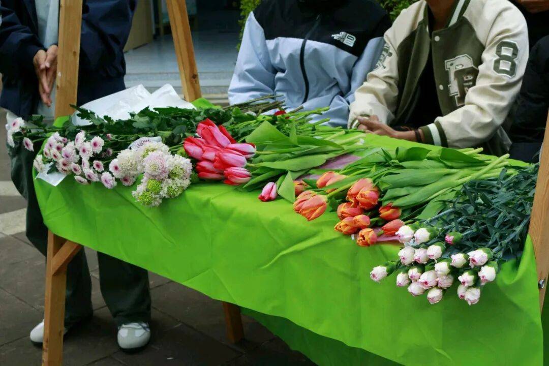AlIzzati3's tweet image. "Sorting old items = Uncovering stories + Freeing space. Found Mom’s 1990s scarf—wore it to work today. What’s your favorite vintage find  #OldItemSorting #MemoriesInThings"