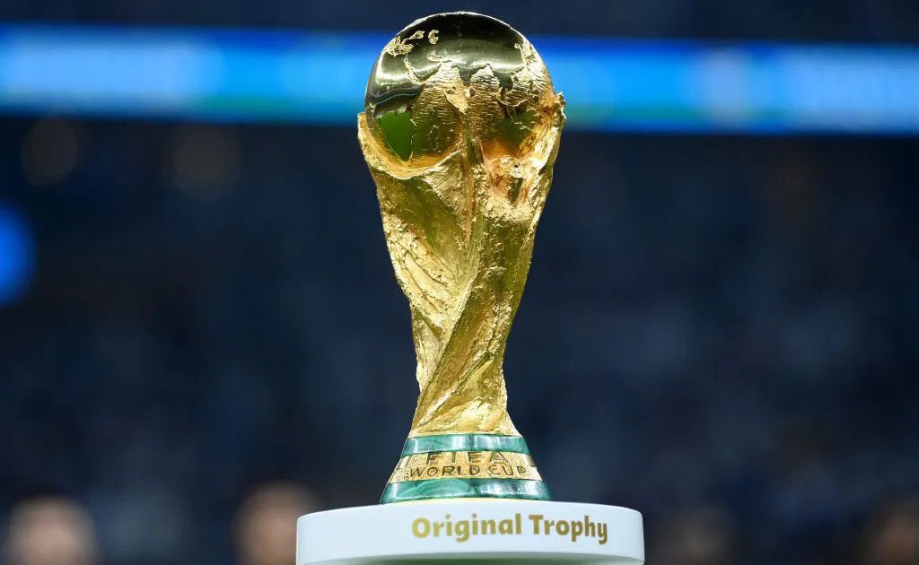 _BeFootball's tweet photo. 🚨🚨💣 𝗫𝗔𝗩𝗜 𝗦𝗜𝗠𝗢𝗡𝗦 🇳🇱 𝗗𝗘́𝗖𝗟𝗔𝗥𝗘 𝗙𝗢𝗥𝗙𝗔𝗜𝗧 𝗣𝗢𝗨𝗥 𝗟𝗔 𝗖𝗢𝗨𝗣𝗘 𝗗𝗨 𝗠𝗢𝗡𝗗𝗘 𝟮𝟬𝟮𝟲 !!! ❌

« On dit que la vie peut être cruelle et aujourd'hui, c'est ainsi que je la ressens. Ma saison s'est terminée de manière brutale et j'essaie simplement de l'accepter. Honnêtement, j'ai le cœur brisé. Rien de tout cela n'a de sens ».

« Tout ce que je voulais faire, c'était me battre pour mon équipe et maintenant, la possibilité de le faire m'a été arrachée... ainsi que la Coupe du Monde. Représenter mon pays cet été... tout simplement disparu. Il me faudra du temps pour faire la paix avec cela, mais je continuerai à être le meilleur coéquipier possible. Je n'ai aucun doute que, ensemble, nous remporterons cette bataille ».

« Je vais emprunter ce chemin maintenant, guidé par la foi, avec force, avec résilience, avec conviction, en comptant les jours avant de revenir sur le terrain ».
