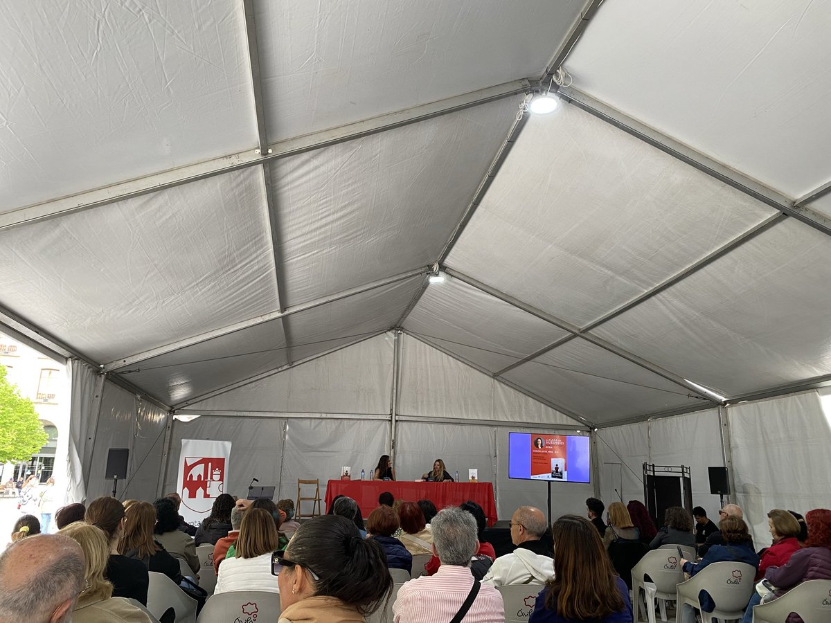 Msol59's tweet photo. Gran éxito de convocatoria en la presentación de la última📘de #AnaLenaRivera @AnaRiveraMuniz  #LaCasaDeHuéspedes.@LetrasLibrera. Ana tiene mucho talento✍🏽,es cercana😊Mirad las colas de firmas💪🏾Más de 2h.Y no es de extrañar. “Las herederas de la Singer”📘q leí, me encantó👌🏾👏🏾 https://t.co/eH0nf5Z1BB