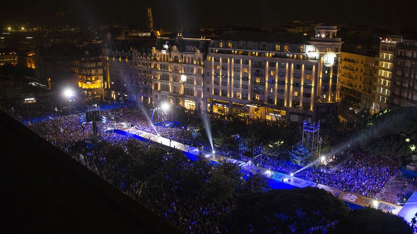 A última vez que o Porto foi campeão foi há 4 anos, em 2022! Vamos aos Aliados outra vez, agora em 2026, e a merda das obras que já existiam em 2022 ainda lá estão! 

<a href="/MetrodoPorto/">Metro do Porto</a>, os meus parabéns!