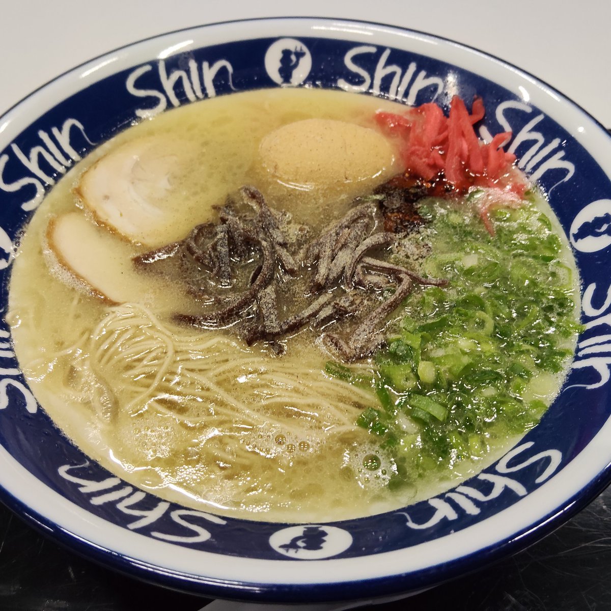 otanao0828's tweet photo. 昨日は #kiina. 座長から
#ShinShin さんのラーメンの出前の差入れしていただきました🥢美味しすぎて、替玉もしてトッピングも追加してもらって…🤫まだ食べたかったけど、夜公演動けなくなるので諦めました…😭ので次はお店に行きます！ご馳走様でした🙇
#博多純情らーめん
#白雲の城
#人あるがまま https://t.co/Gg2QkevKes