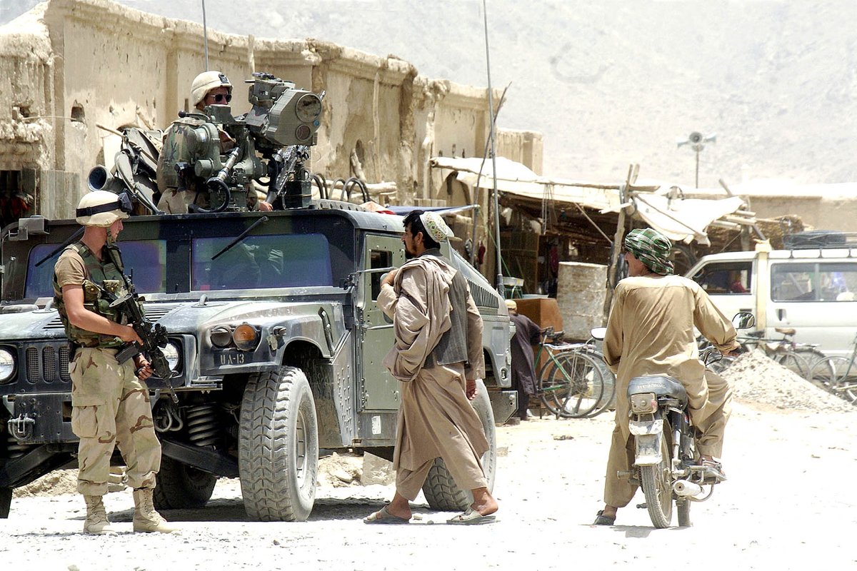 Fan26_America's tweet image. #USArmy Soldiers from the 3rd Squadron, 4th Cavalry Regiment pull security alongside a road in a small city in the Panjwayi district, Afghanistan, on 2 July 2004 🇺🇸