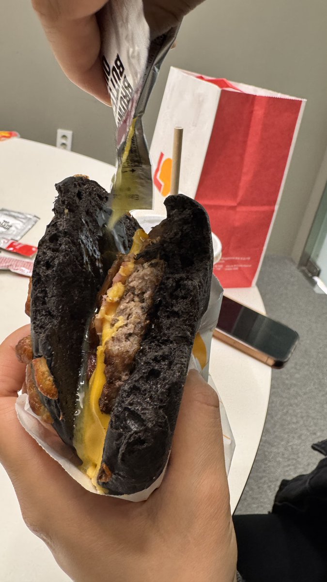 trainsinkk's tweet photo. 한입은 기본 맛으로 먹고
다음 한입은 브라운 버터 오일 뿌려 먹기

번트비프버거
이렇게 먹는 게 제일 좋았음💟

#롯데리아 #lotteria #삐딱한천재 #번트비프버거 #삐딱한천재버거 #이찬양셰프 https://t.co/A7dEXhHRE2
