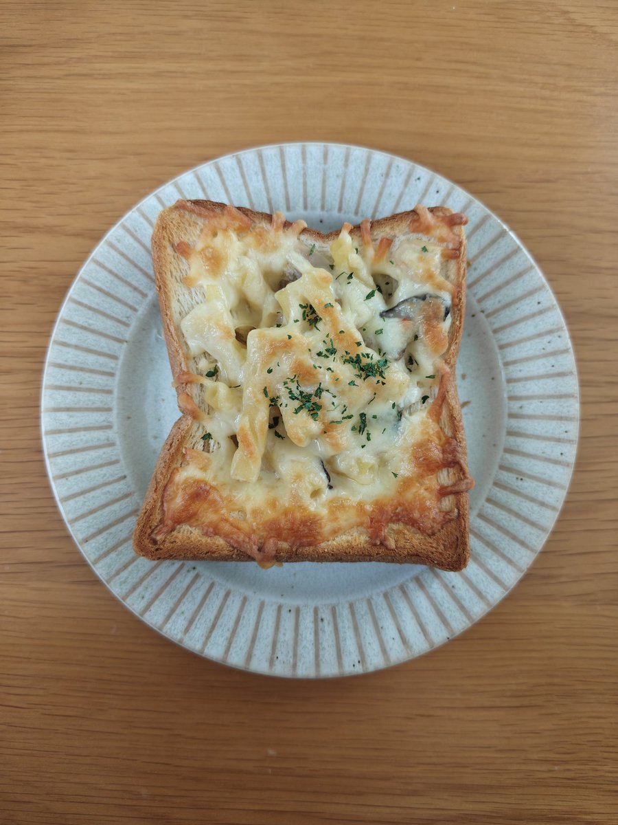 パセリをかけるとお店のご飯みたいになって嬉しい。確実に運気上がってる。
