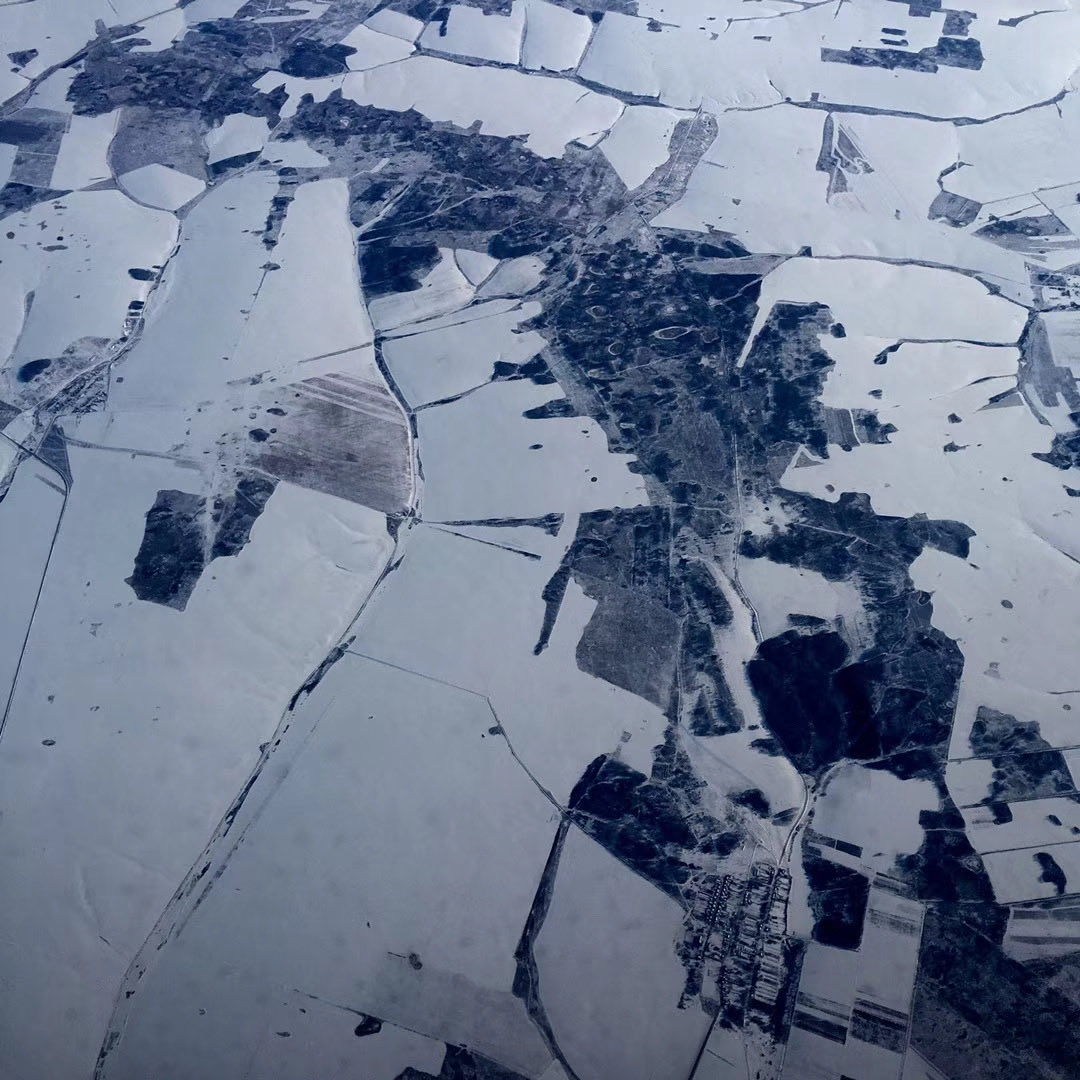 meikagallery's tweet image. Seen from above,
the land softens into color and shape—
almost like an abstract painting.

Nothing arranged,
yet everything feels in place.

by Pang Xiaowei

#PangXiaowei #Photography #AerialView #AbstractNature #EarthTones #MinimalMood
