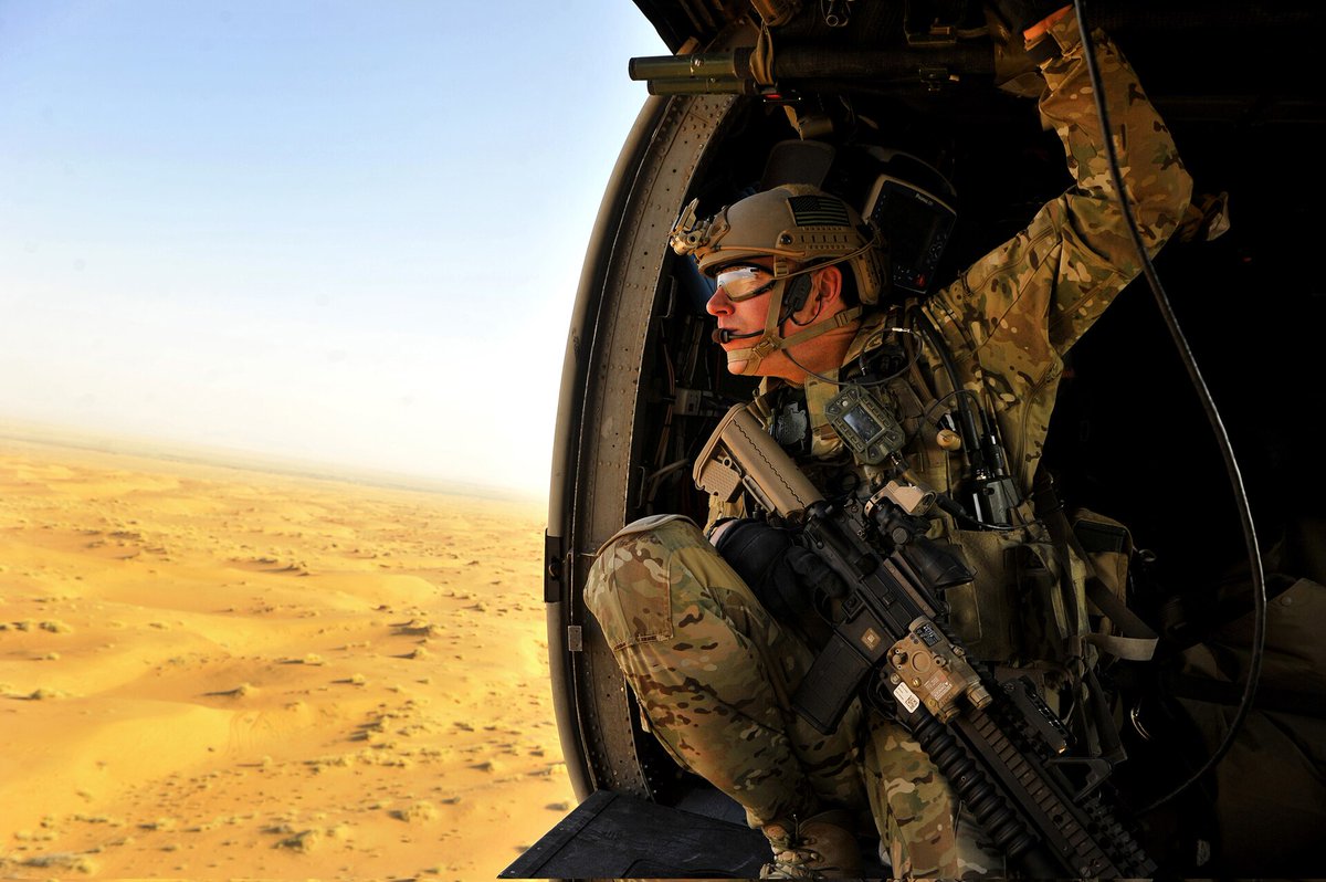 Fan26_America's tweet image. A #USAF combat rescue officer from the 46th Expeditionary Rescue Squadron looks out over the desert during a training mission in a HH-60G Pave Hawk helicopter near Kandahar Airfield, Afghanistan, on 29 October 2012. 🇺🇸🇦🇫
