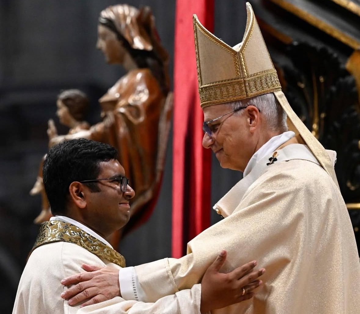 La bella homilía del Papa a 10 nuevos sacerdotes que hoy ordenó en Roma:
"Queridos hermanos, salgan y encuéntrense con la cultura, con la gente, con la vida. Admiren aquello que Dios hace crecer sin que nosotros lo hayamos sembrado. Aquellos para quienes serán sacerdotes...