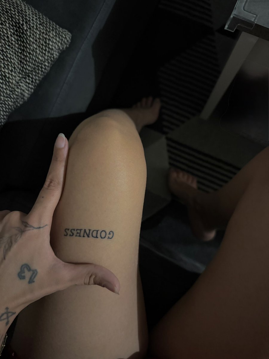 Cla_Domina's tweet photo. c’est écrit, je suis ta divinité looser.
#looser #domina #moneyslave #soumis #findom #fendom https://t.co/gr2jqb5TaW
