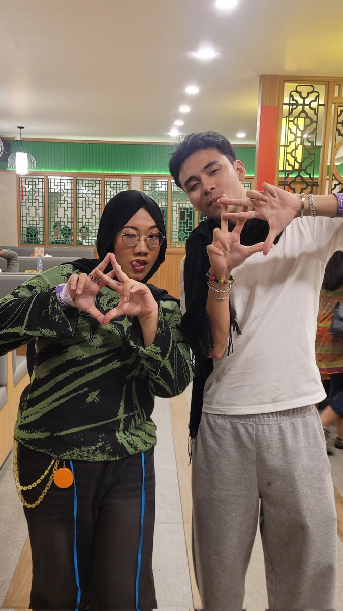 Kata gweh luhk mesti bikin hand sign juga pih <a href="/skipberat/">𝑫𝒂𝒏𝒕𝒆</a>