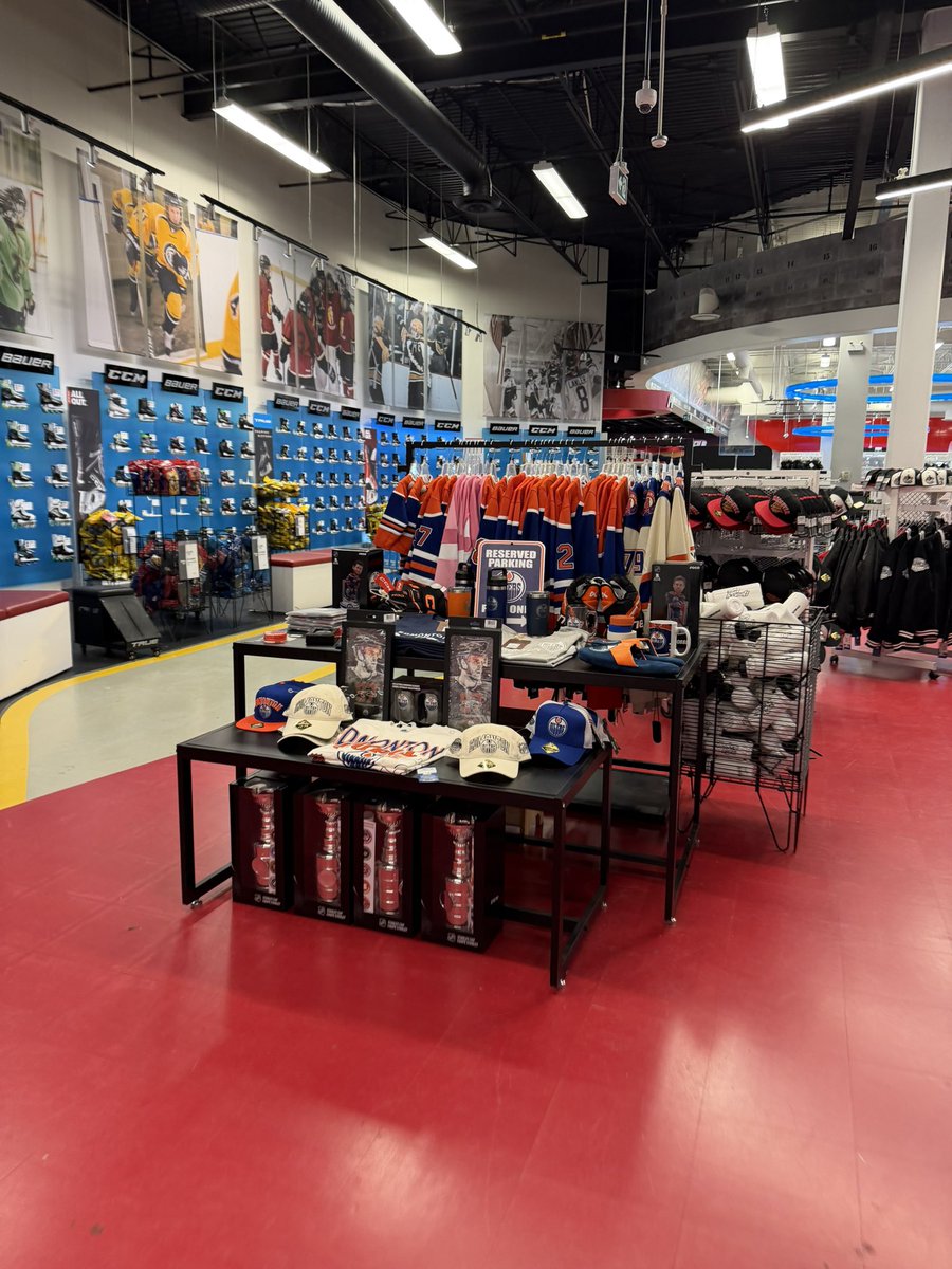 TNorrisBC's tweet image. Okay, seriously @ProHockeyLife_ &amp;amp; @TsawwassenMills. What is this nonsense? Why is this in Vancouver? #yvr #Vancouver #Canucks