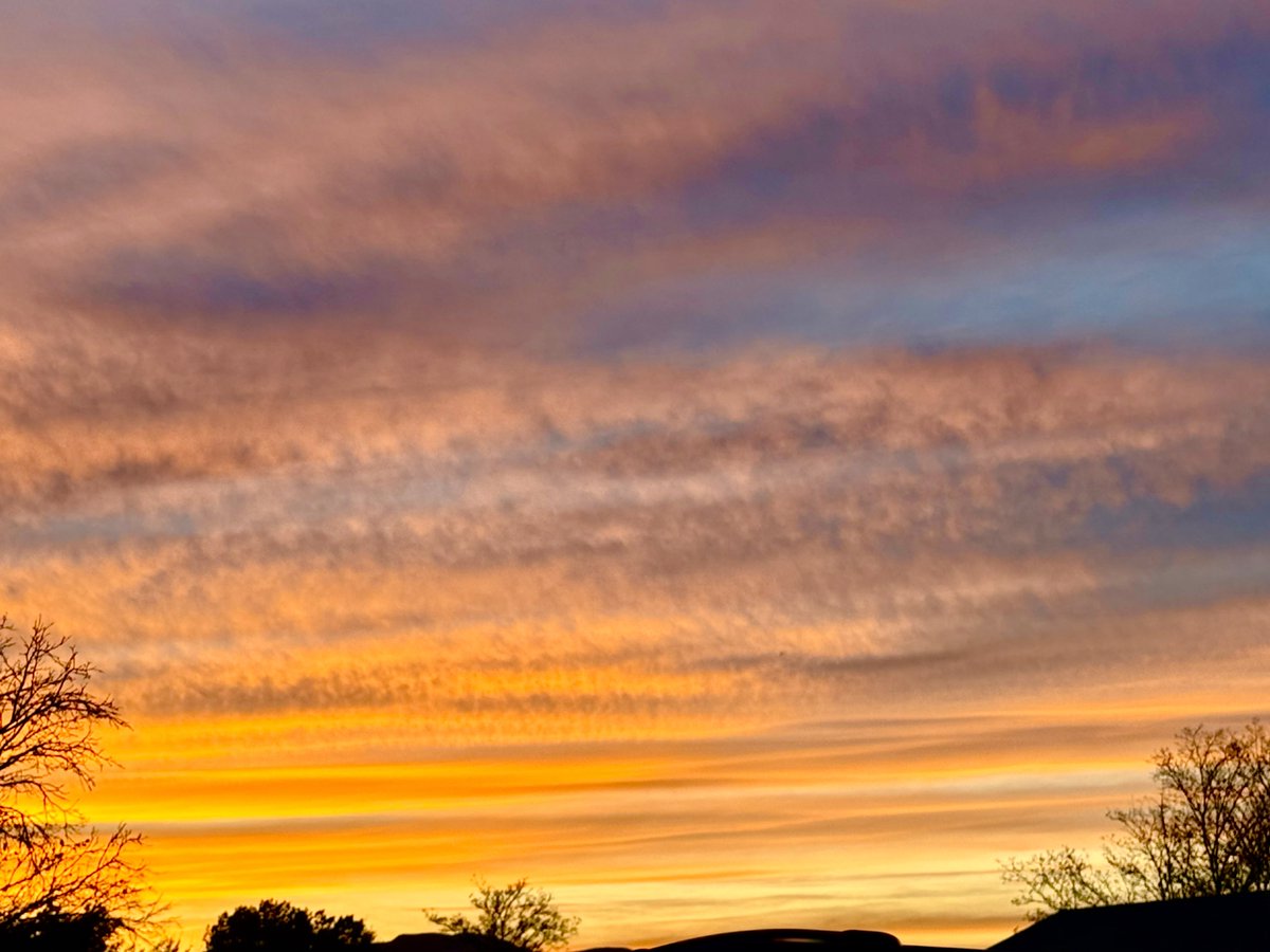 jonimarielew's tweet image. Very colorful sunset. #desert #Nevada #clouds #sunset #skies