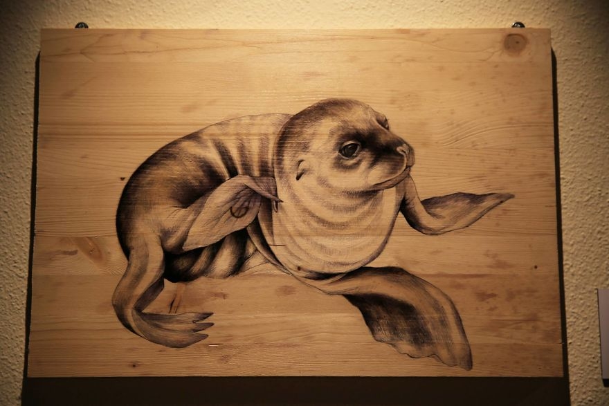 DesignStack_co's tweet image. (press the link, to see of this)
Seal pen on recycled wood.  🍃️🌺️🍃️
#Recycled #Wooden Planks Used to Draw #Animals. By Martina Billi designstack.co/2017/06/recycl…