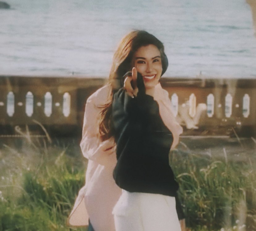 schueeeett's tweet photo. her beauty and vibe are so classic 90s https://t.co/2dS0mENQZF