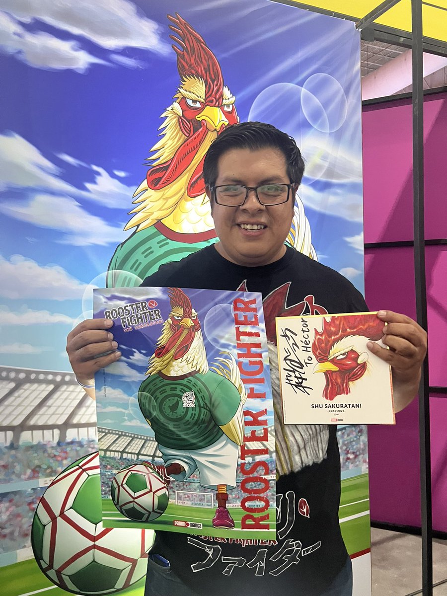Héctor Estrada, the Spanish voice of Keiji, stopped by to meet Shu Sakuratani! Here’s a pic with both of these legends 😎👏

- -

¡Héctor Estrada, la voz española de Keiji, se pasó por aquí para conocer a <a href="/shu_sakuratani/">桜谷シュウ 『ニワトリ・ファイター』 Rooster Fighter 第12巻 ４月３日発売！！</a>! Aquí tenéis una foto de estas dos leyendas 😎👏