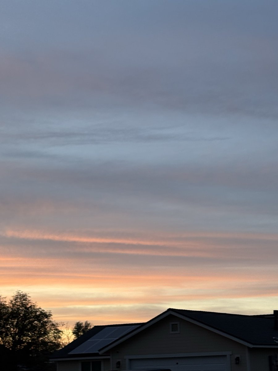 jonimarielew's tweet image. Clouds after sunset. #desert #Nevada #clouds #colors