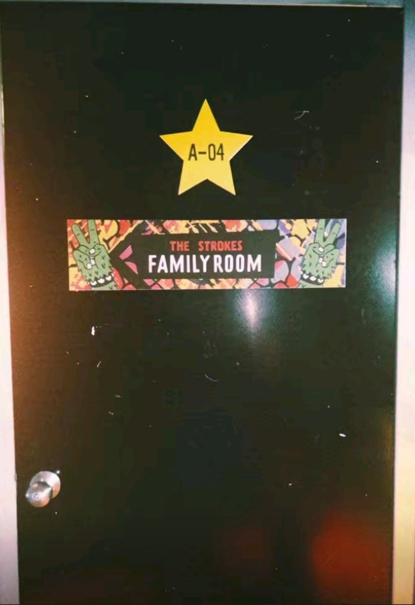 lenstyranny's tweet photo. Backstage lollapalooza argentina 2017 https://t.co/LpnFucA3nr