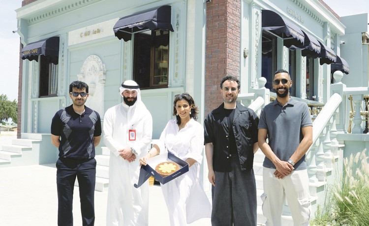 «الخليج» يواصل دعم المشروعات الكويتية ويهدي عملاءه «كيكة العرفج» 