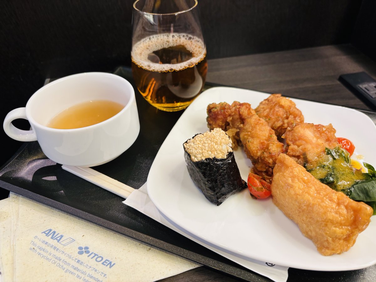 成田空港のANAラウンジへ。
出発前にも各所からバンバン連絡がやってきます。合間にいただいた白胡麻おにぎりといなり寿司が良かったです。

#NRT #ANALounge