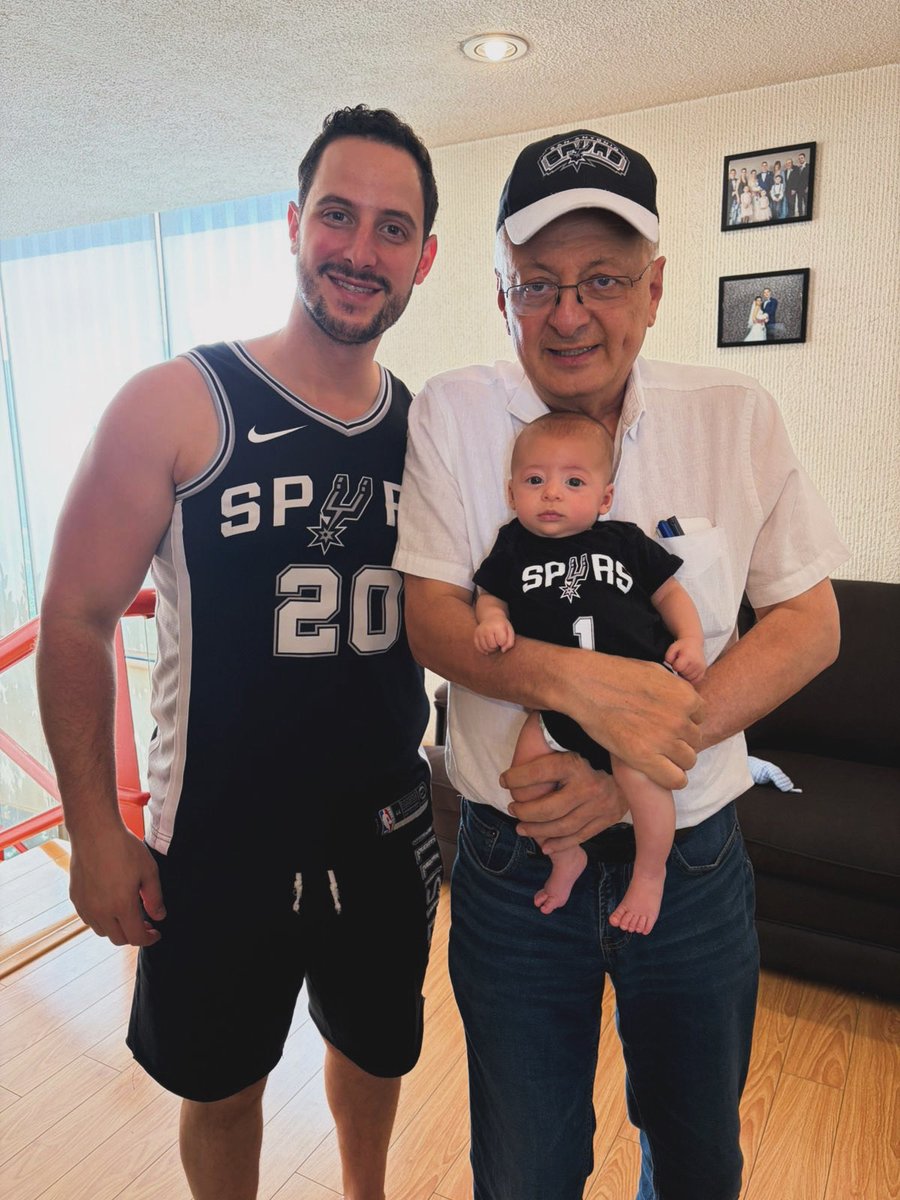 EShabot17's tweet photo. #GoSpursGo #PorVida #ThreeGenerations @spurs https://t.co/pWVtyPJHCu