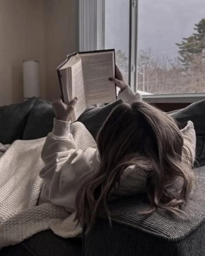amorenloslibros's tweet photo. 😇 La mejor experiencia de lectura es encontrar una frase tan buena que tengas que cerrar el libro y mirar la pared durante un minuto. 📕 https://t.co/cHe5D42K0G