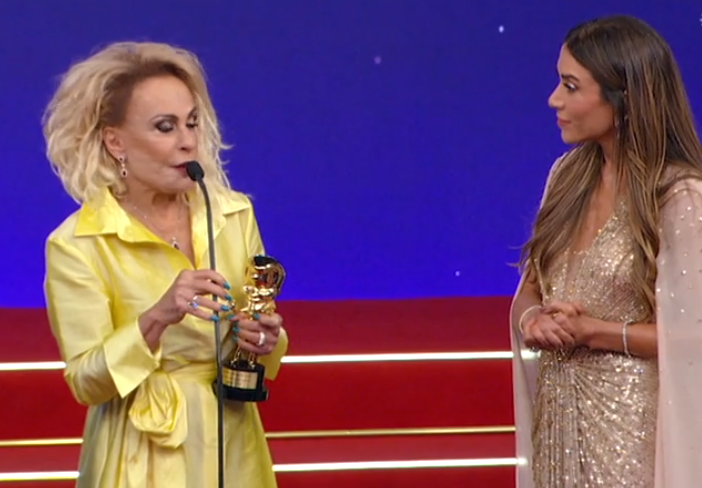 Ana Maria Braga contando para Patrícia Abravanel que foi funcionária de Silvio Santos por dois anos. Silvio adquiriu os direitos de TV dos Diários Associados em São Paulo (antiga TV Tupi) em 1981 e parte do acordo era dar uma estabilidade de dois anos aos funcionários da TV Tupi,