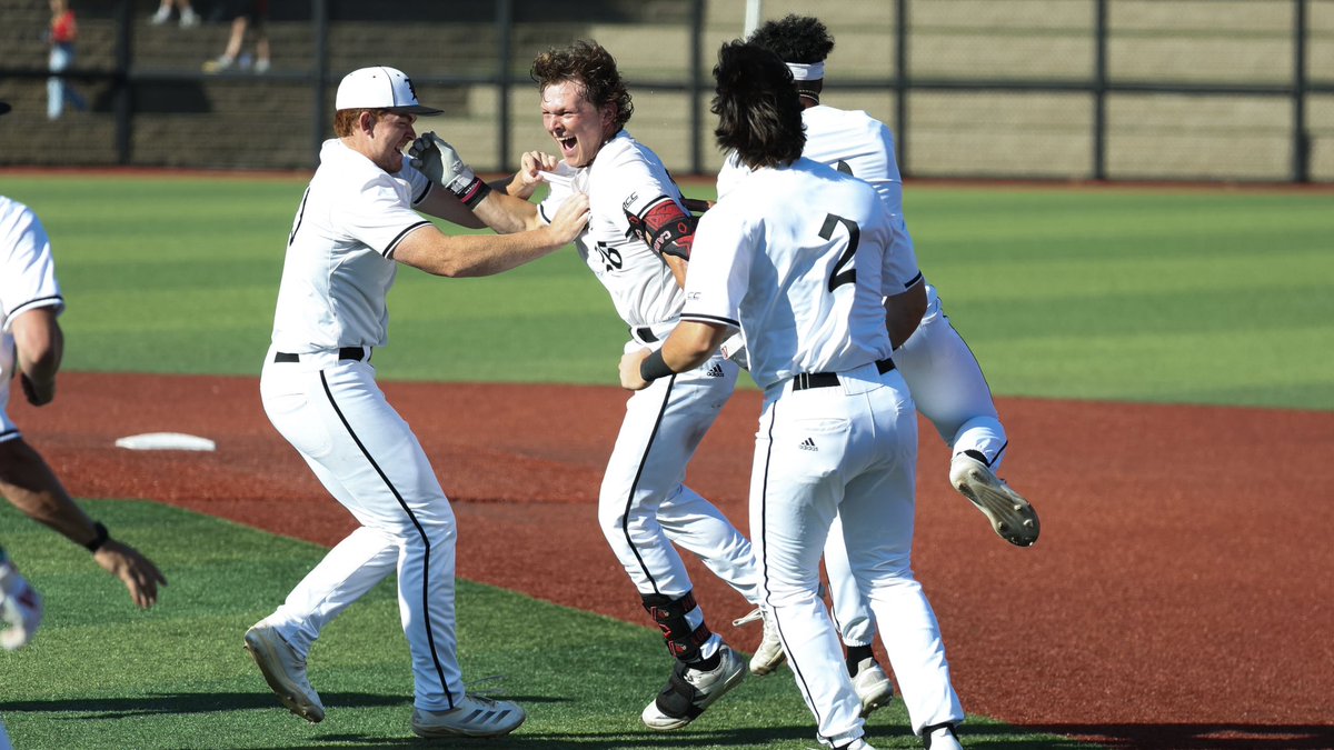 LouisvilleBSB's tweet photo. Cue the celebration. 

#GoCards https://t.co/CXLLWNXKfi