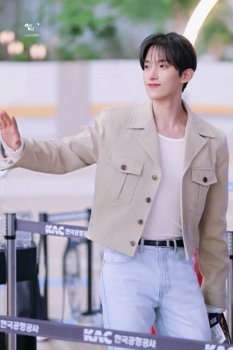 dokyeom in a tight white tee at the airport… am I dreaming?