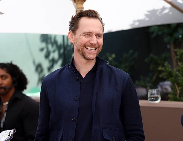 Belizahiddles's tweet photo. Tom Hiddleston has a smile that could light up an entire city. https://t.co/jDkHYfetSK