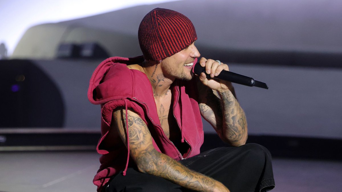 ComplexMusic's tweet photo. Bieber's 'SWAG' climbs to Billboard top 5 post-Coachella. Full details: https://t.co/akLlqRcR2n https://t.co/IncGmk2mHJ