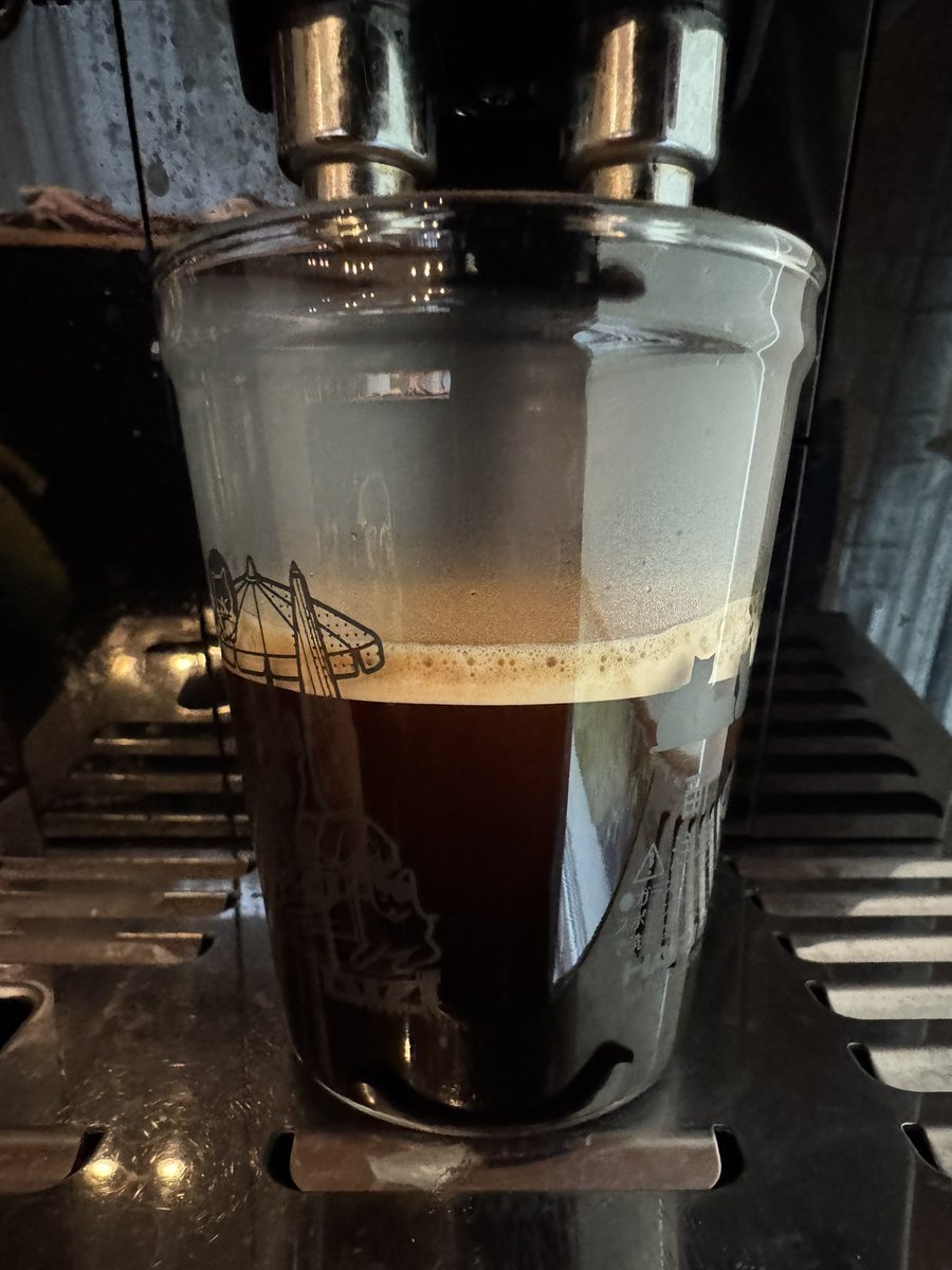 SYDmattsu's tweet image. 訳あって昨夜はほとんど寝られず。
辛い気持ちで迎えた朝。とりあえずロングブラックを淹れて始業。

#コーヒー
#coffee