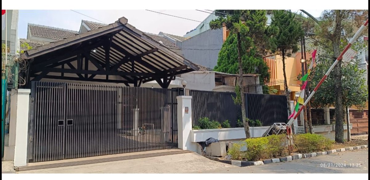 clariasolanacea's tweet photo. *DIJUAL RUMAH SIAP HUNI KOTA BANDUNG*

Rumah Terusan Babakan Jeruk Sukajadi kota Bandung

🏠Lokasi:
https://t.co/A2xJnHfaT0

Spesifikasi:
Bentuk tanah kotak
Lebar muka +-12m
LT 318m2
LB 200m2 (lebar muka 12m)
2 lantai
2 bangunan utama dan belakang https://t.co/jKYTUWOi9r