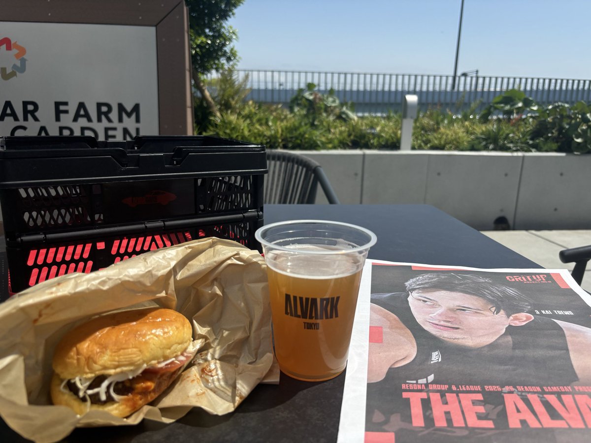 oyachan08's tweet photo. 最後のアルバルクグルメは晴天の中、エーズバーガーとアルバルクビール😃今シーズンも選手、スタッフ、アルバルカーズの皆さんと楽しく観戦できて感謝しています！最後のCSも楽しみです。来シーズンは、このようなツイートは無くなりますが、TATで再会できることを楽しみにしています😌 https://t.co/yrWg7ylIOM