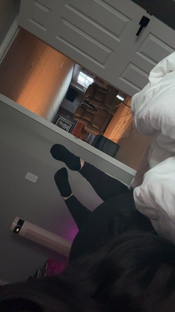 badbihzea's tweet photo. do my black socks turn you on? 🖤

Findom feet socks leggings latinadomme https://t.co/7qpqAEM4Cn