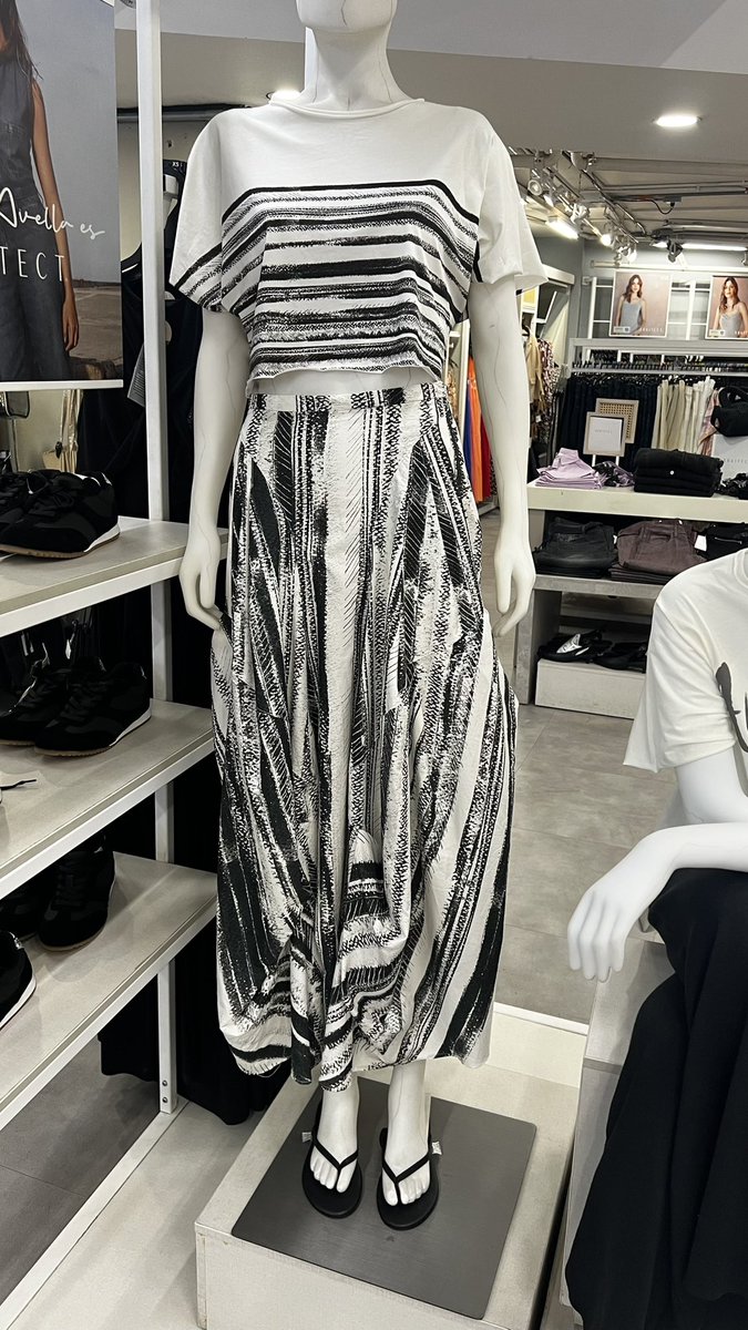 Ya en tiendas 
María Elena Villamil para <a href="/ModaExito/">Moda Éxito</a>